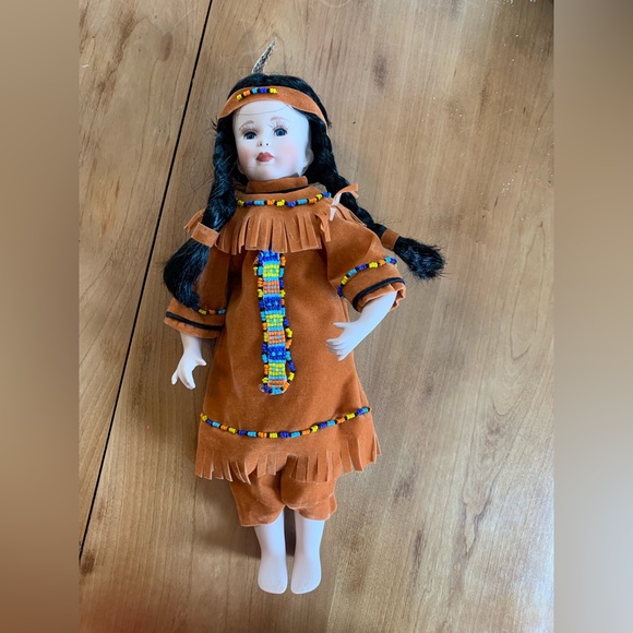 Paradise Galleries Porcelain Princess-for-a-Day Doll (vintage) - Picture 9 of 10